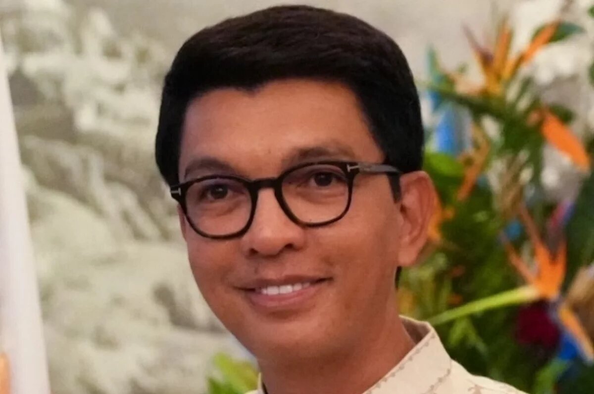    Президент Мадагаскара покинул страну на французском военном самолете