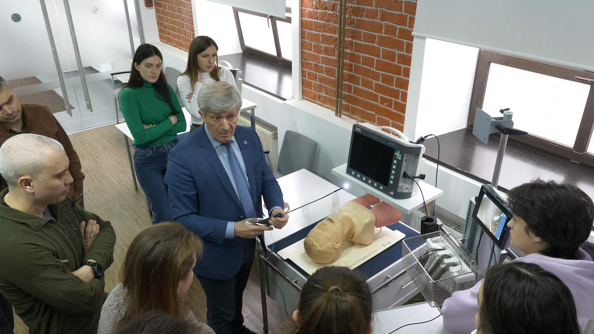 Виталий Иванович Стамов, доцент кафедры анестезиологии и реаниматологии Сеченовского университета, заведующий отделением анестезиологии-реанимации Университетской КБ №2 Сеченовского университета, к. м. н., проводит обучение видеоларингоскопии на базе Учебного центра KARL STORZ