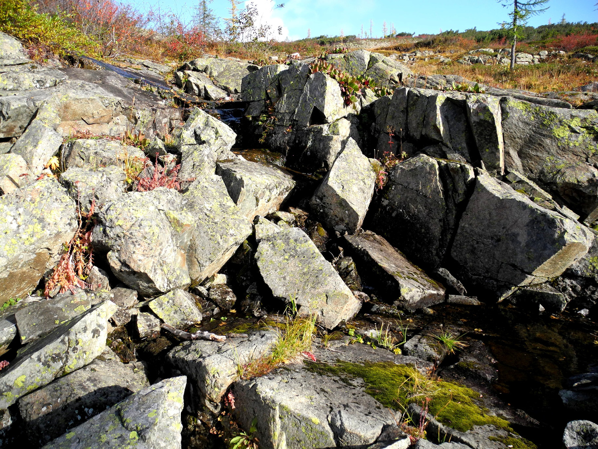 Подвижный глыбняк в верхней части склона. Фото автора.