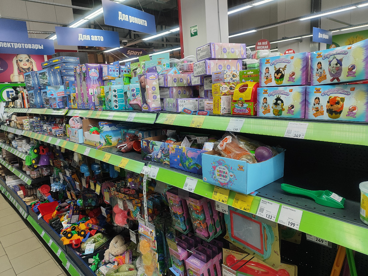 Ассортимент игрушек в магазине "Фикс Прайс". Фото автора.
