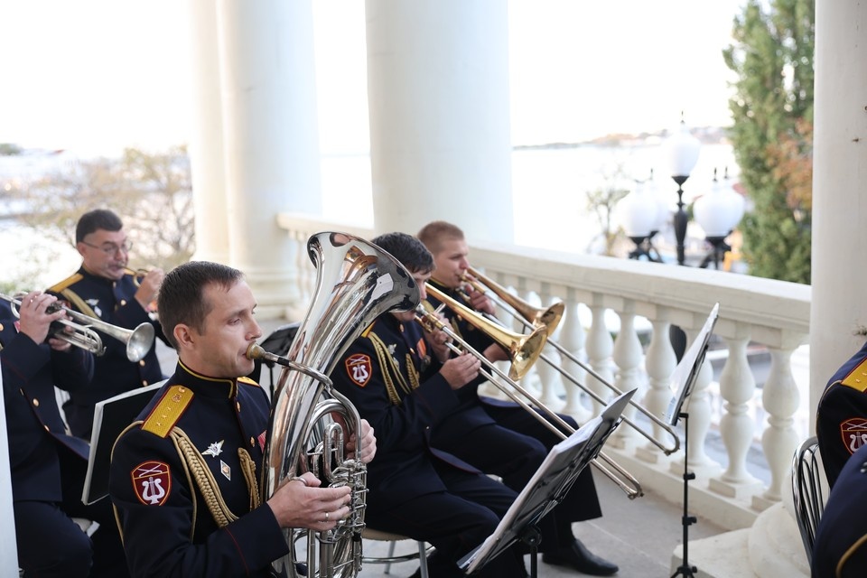    Выступал военно-духовой оркестр. Фото: Пресс-служба театра им. Луначарского