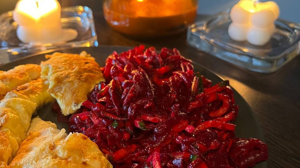 Свёкла с чесноком и свежим огурцом