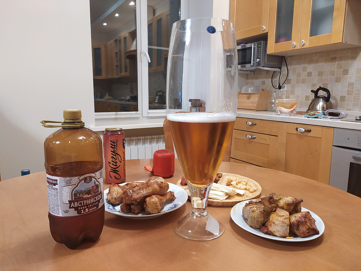 Большому бокалу рот рад.