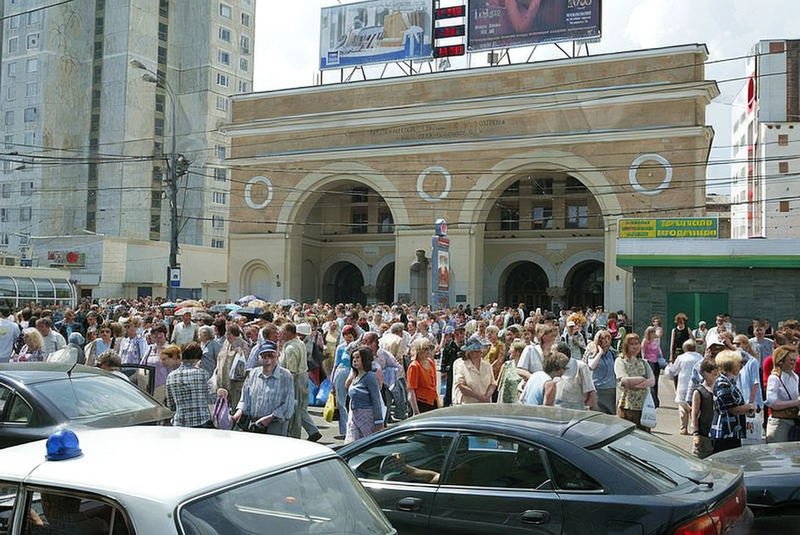 Ситуация около метро "Добрынинская" 25 мая 2005 года. Фото отсюда: https://photoxpress.ru