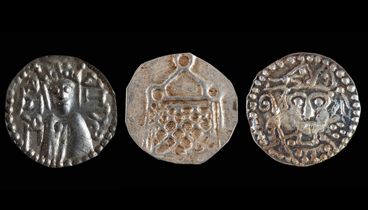   Монеты из найденного рыбаком клада (слева направо): монета с надписью KANUTUS и изображением короля Кнута Эрикссона, готландская монета, возможно, изображающая церковное здание и так называемая епископская монета