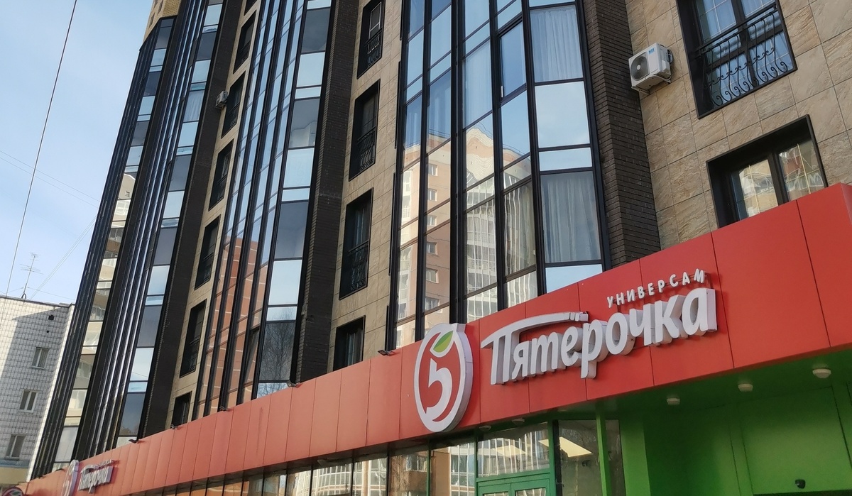    Для чего продавцы "Магнитов" и "Пятерочек" забирают себе маленькие незаметные пакетики из ящиков с бананами