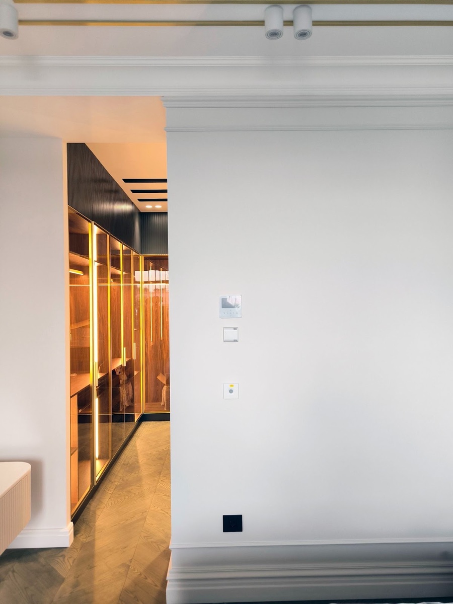 Универсальный датчик WB-MSW, панели управления вентиляцией и кондиционером в мастер-спальне