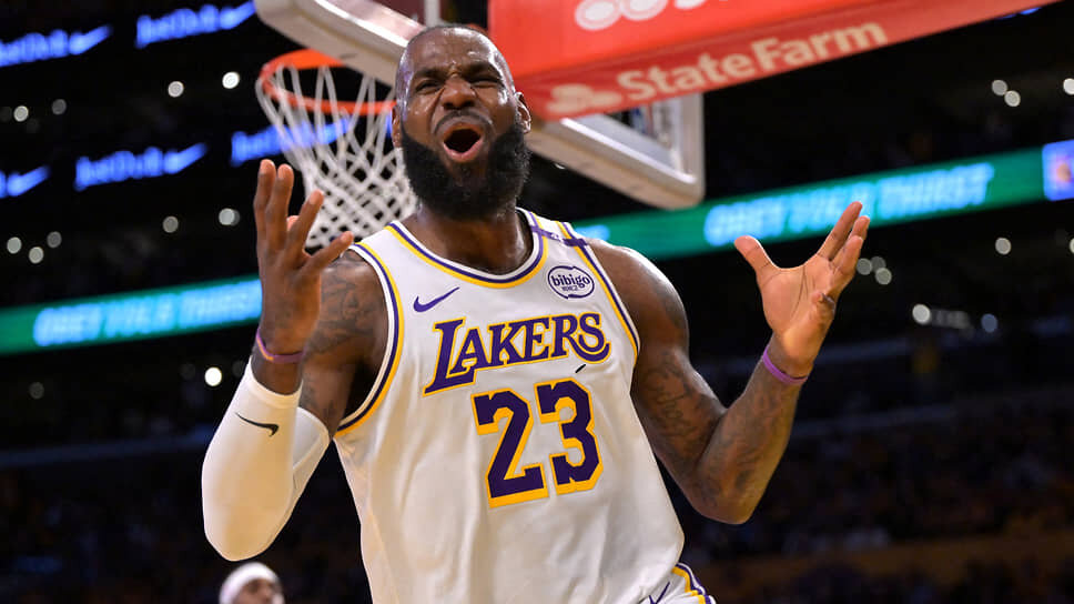 От Леброна Джеймса, состояние которого превышает $1,3 млрд, требуют компенсации за купленные на матч билеты в размере $865,66.📷Фото: Jayne Kamin-Oncea / Imagn Images / Reuters