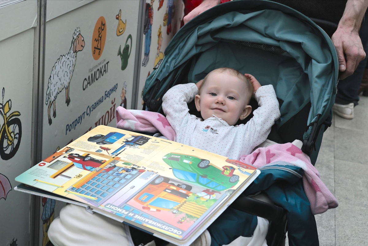    Молодое поколение сейчас часто стремится получать информацию из видеороликов, в игровой форме, быстро и сжато. Но при такой подаче информации теряется много важных нюансов. / Аркадий Колыбалов / "РГ"