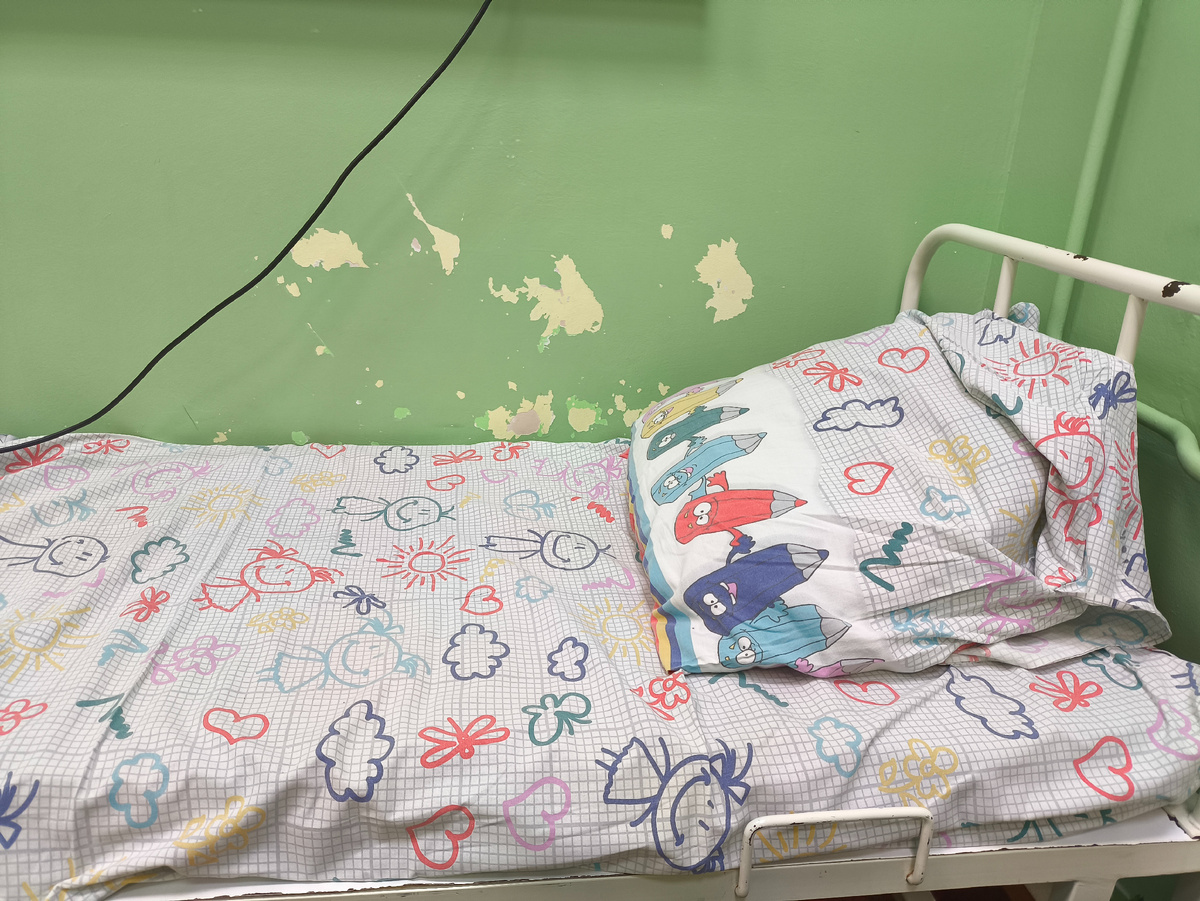 В целом нормальная палата, но детки, видимо, стены привели вот в такое подобие подвального помещения