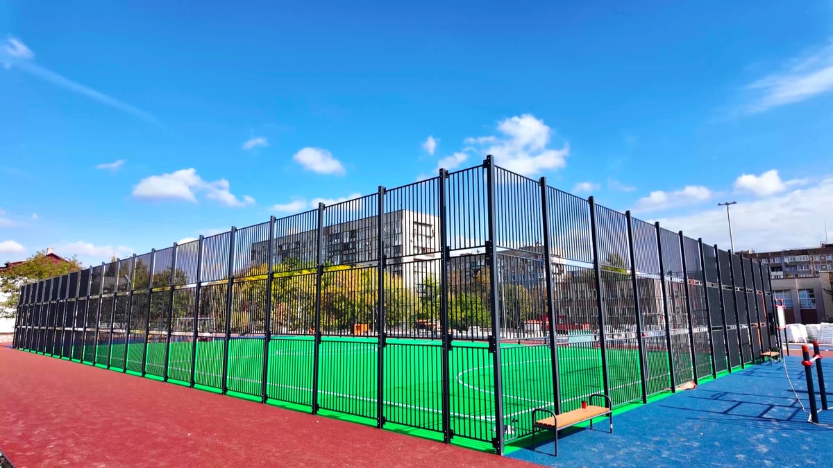    Югорчане заканчивают обустройство футбольного стадиона в Макеевке