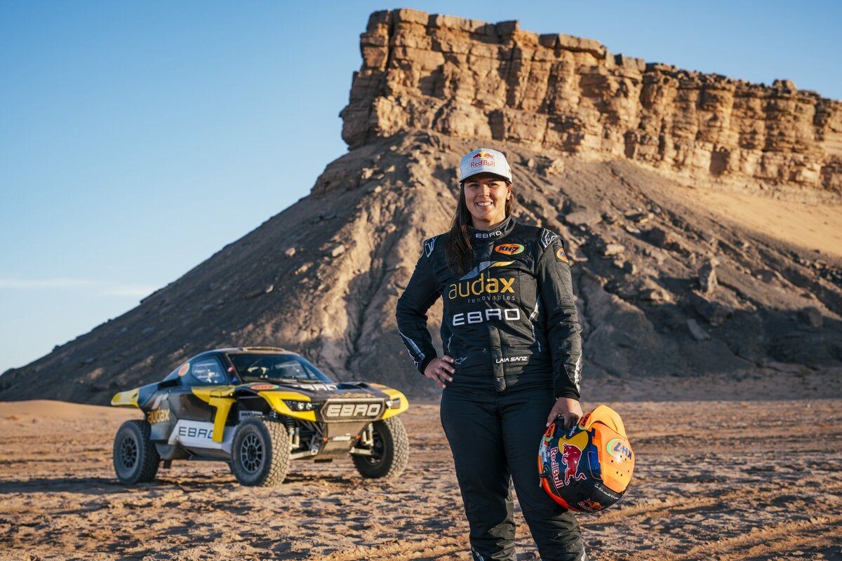    Лайя Санс и внедорожник EbroФото: Соцсети