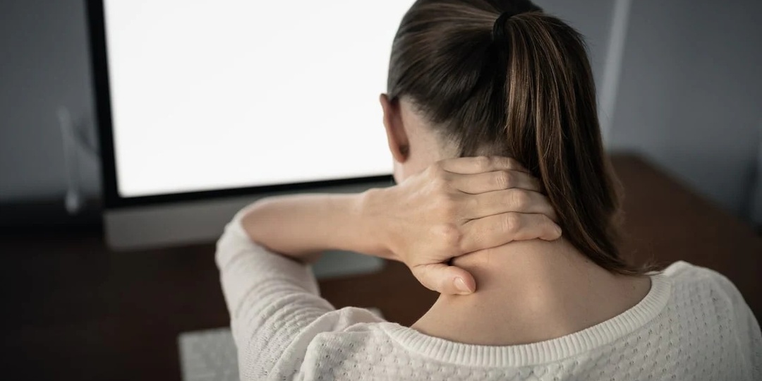 Шейный остеохондроз: Какие 3 упражнения безопасно делать при головокружении и онемении рук (а какие — категорически нет).