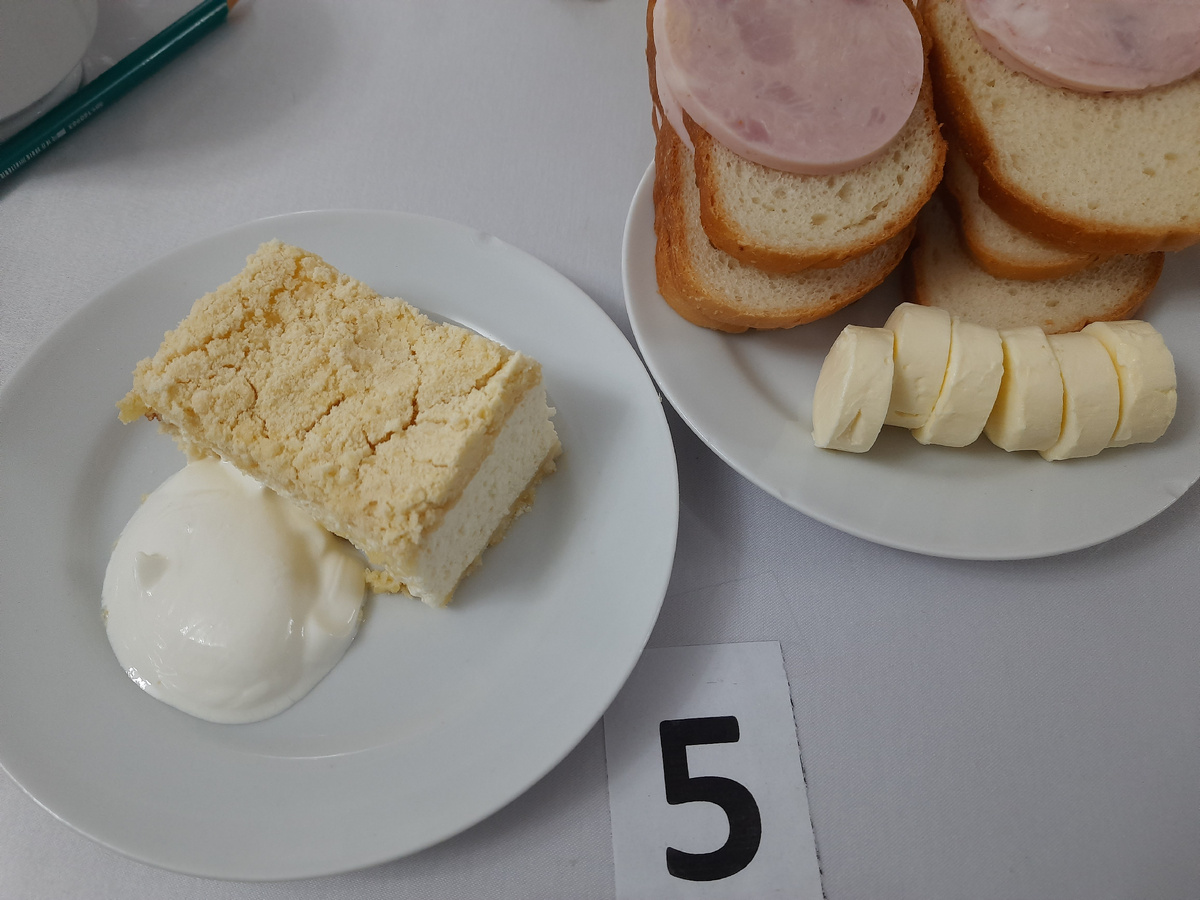 Завтрак: каша,  творожная запеканка, бутерброд с ветчиной и маслом