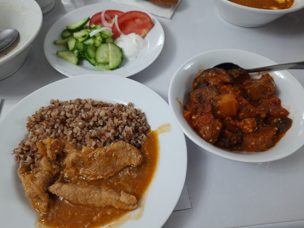 Обед: суп, салат из свежих овощей, баклажаны в  томате, гуляш с гречкой, компот, апельсины