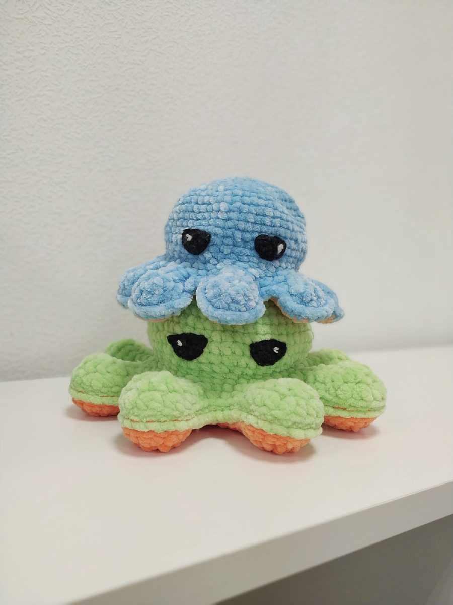 Голубой осьминог связан юной ученицей.