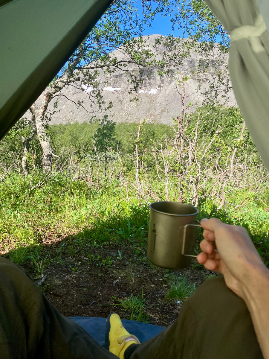 Хибинское утро в июле периодически не сильно отличается от вечера, просто теплее, солнце ярче, и на противоположной стороне)