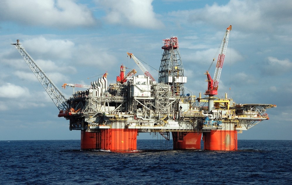 Добыча нефти в океане при помощи нефтяной платформы.