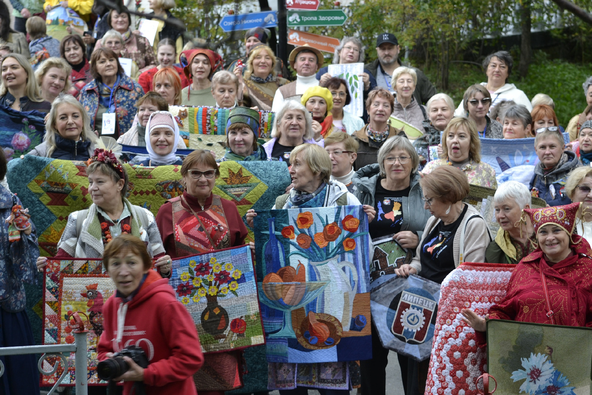 4 октября 2025 года. Шествие мастеров лоскутного шитья. Южно-Сахалинск, парк им. Гагарина