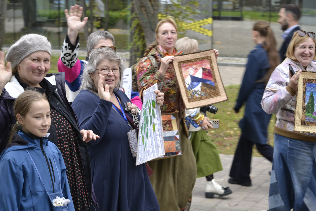 4 октября 2025 года. Шествие мастеров лоскутного шитья. Южно-Сахалинск, парк им. Гагарина