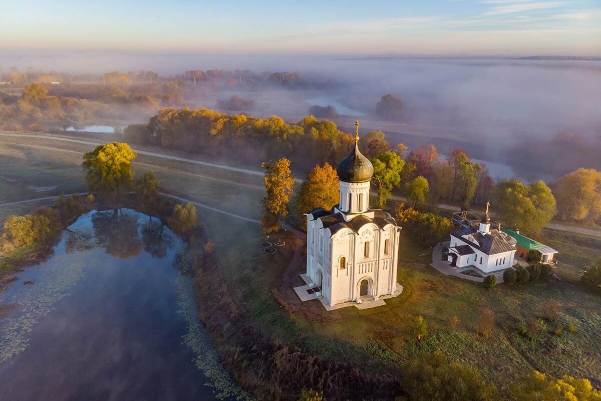 Церковь Покрова на Нерли находится чуть вдали от маршрута. Но заехать полюбоваться стоит. Источник: Kotomiti Okuma / Shutterstock / FOTODOM📷
