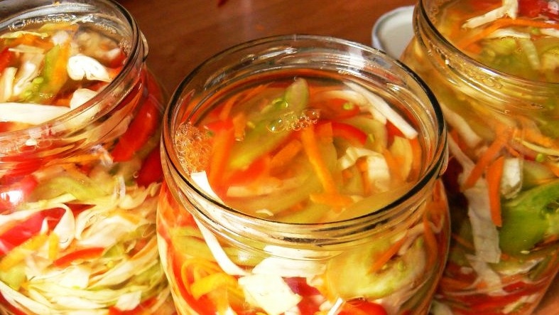 Солянка “под крышечку”: заправка для солянки на зиму - новый метод, за уши не оттянешь. Универсального назначения - и банок не напасешься