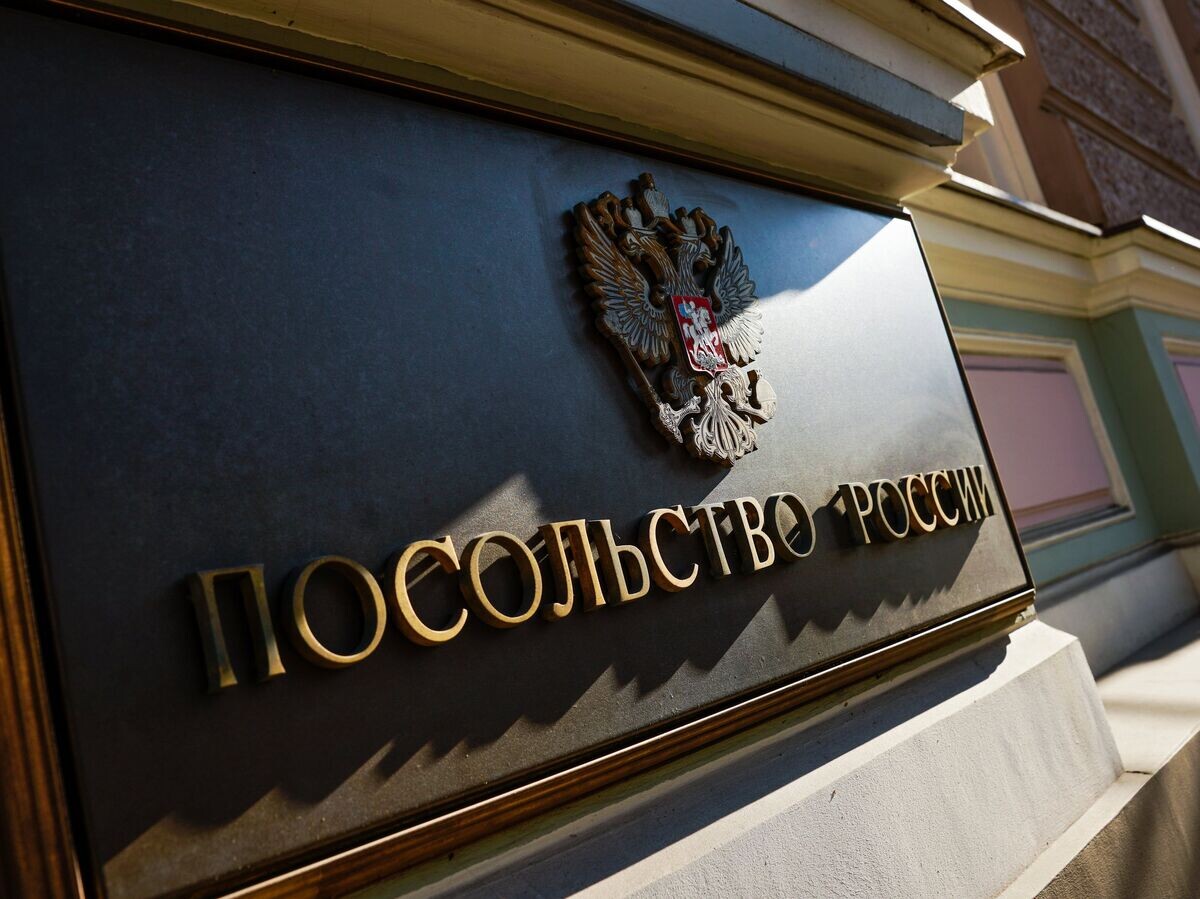    Табличка на здании посольства России в Риге© РИА Новости / Сергей Мелконов