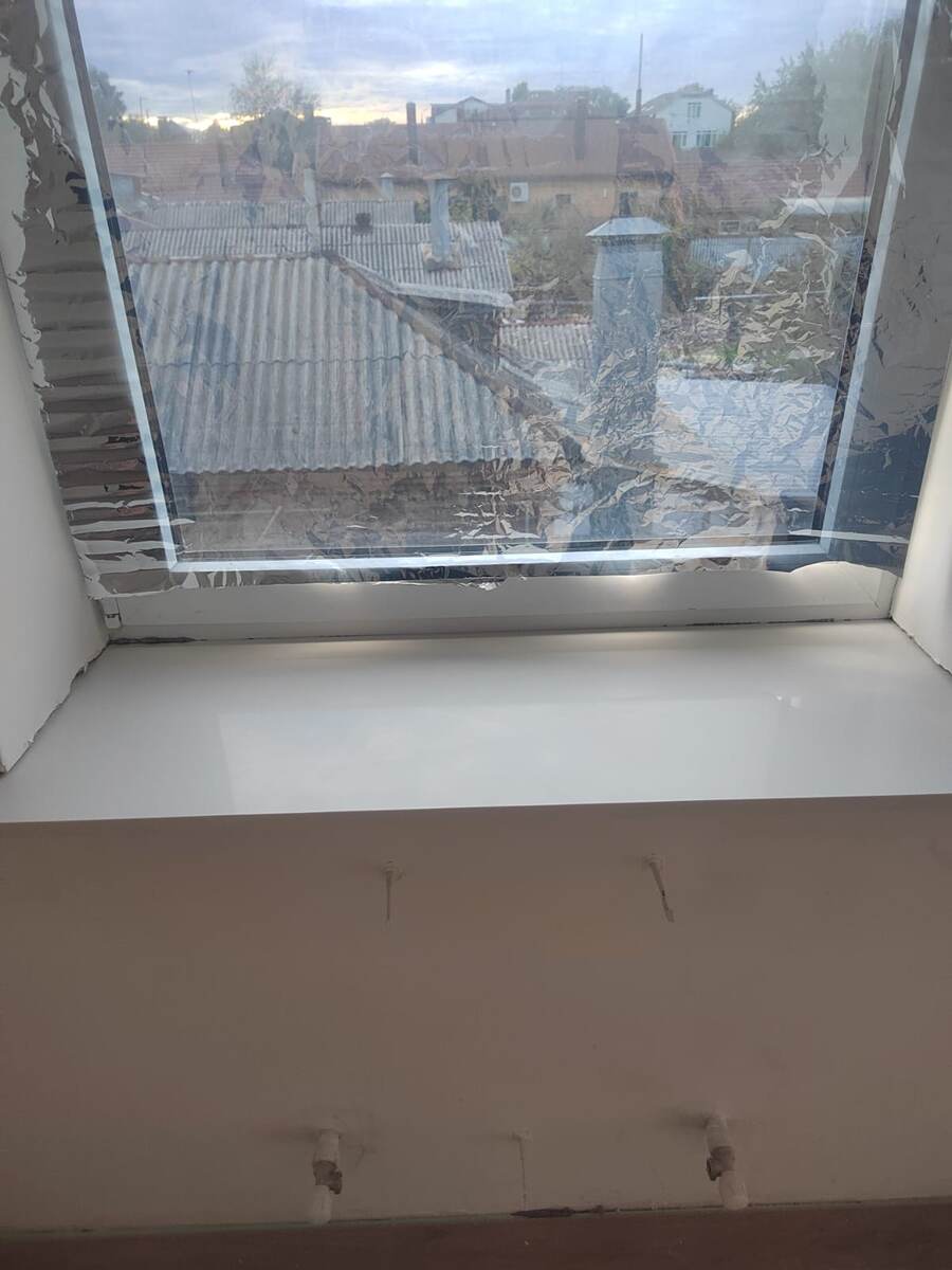 Бежевый подоконник из кварцевого камня