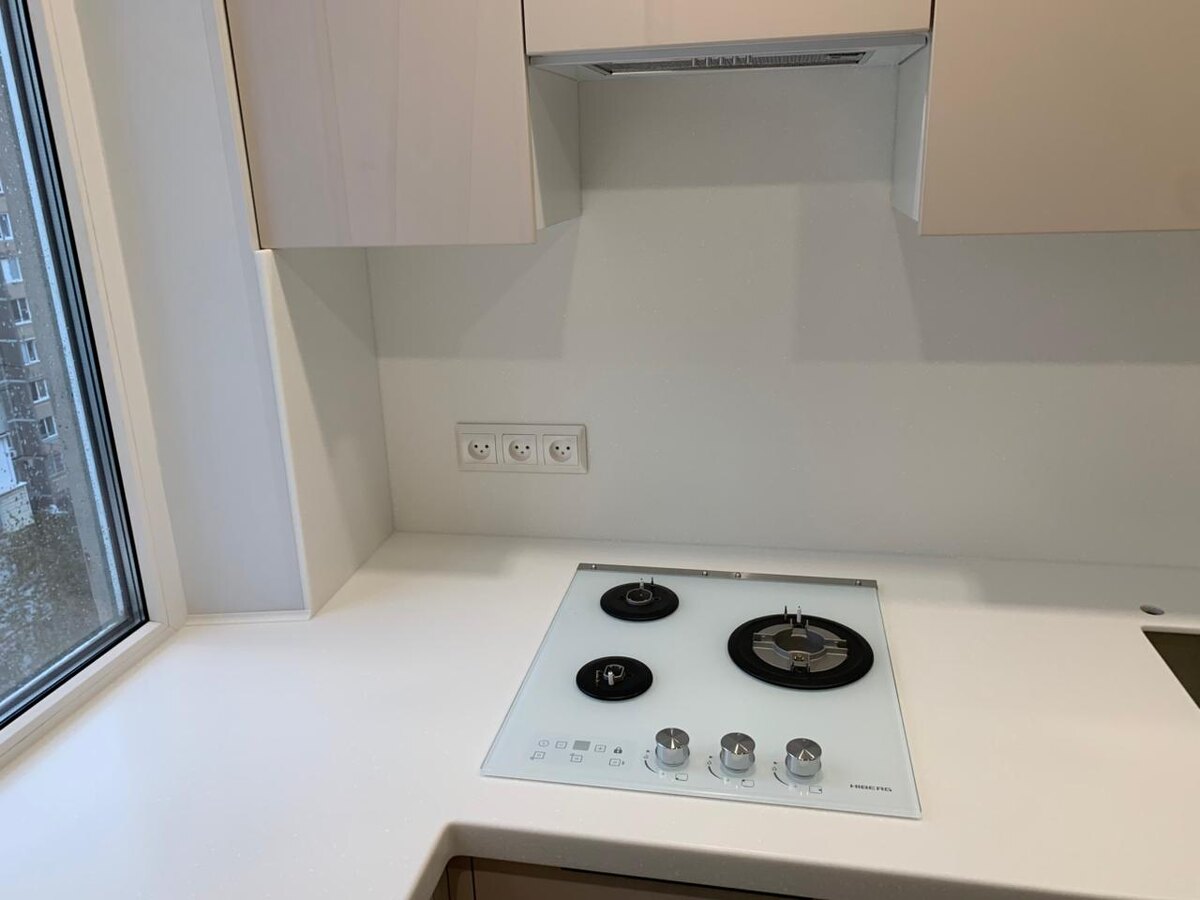 Столешница из акрилового камня плавно перетекает в подоконник