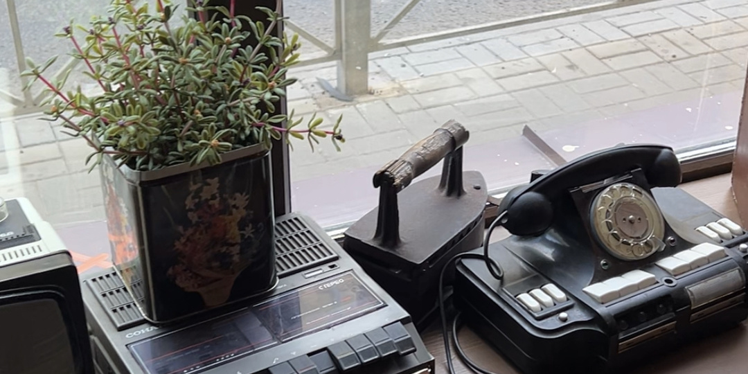 Первый визит в «Кафе Чердак»: Попадаю в детство дедушки и в мир «мощных стариков»