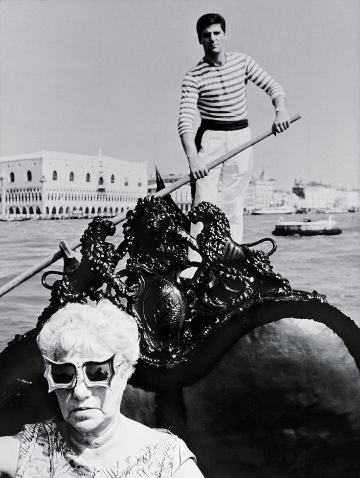 Пегги Гуггенхайм в Венеции на своей гондоле. Фото из открытых источников.