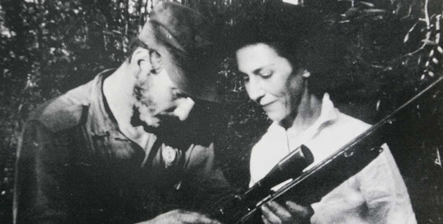 Фидель и Селия изучают винтовку