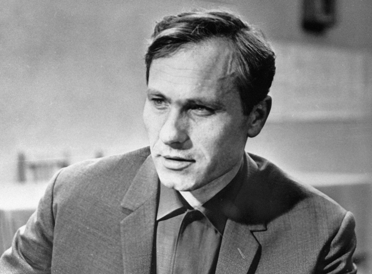 Василий Макарович Шукшин (25 июля 1929, село Сростки, Бийский район, Сибирский край — 2 октября 1974, станица Клетская, Волгоградская область) — советский кинорежиссер, актер, сценарист и писатель