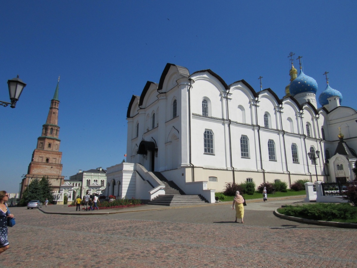 Башня Сююмбике рядом с Благовещенским собором 