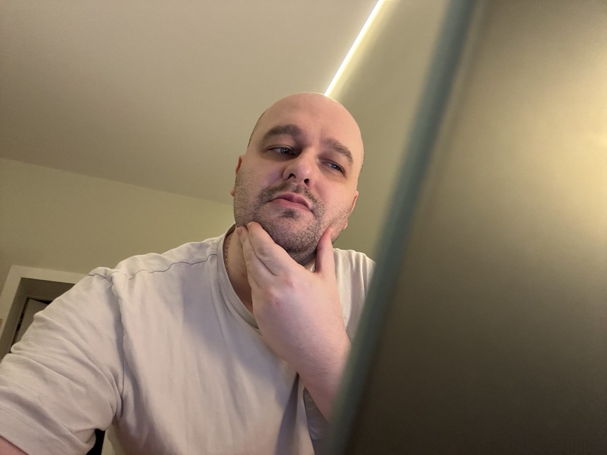 "Я стою на краю, на обрыве над рекой
Не могу пошевелить ни рукой, ни головой
Защемило сердце мне, в голове замкнуло
Мне осталось только петь то, что ветром"(с)