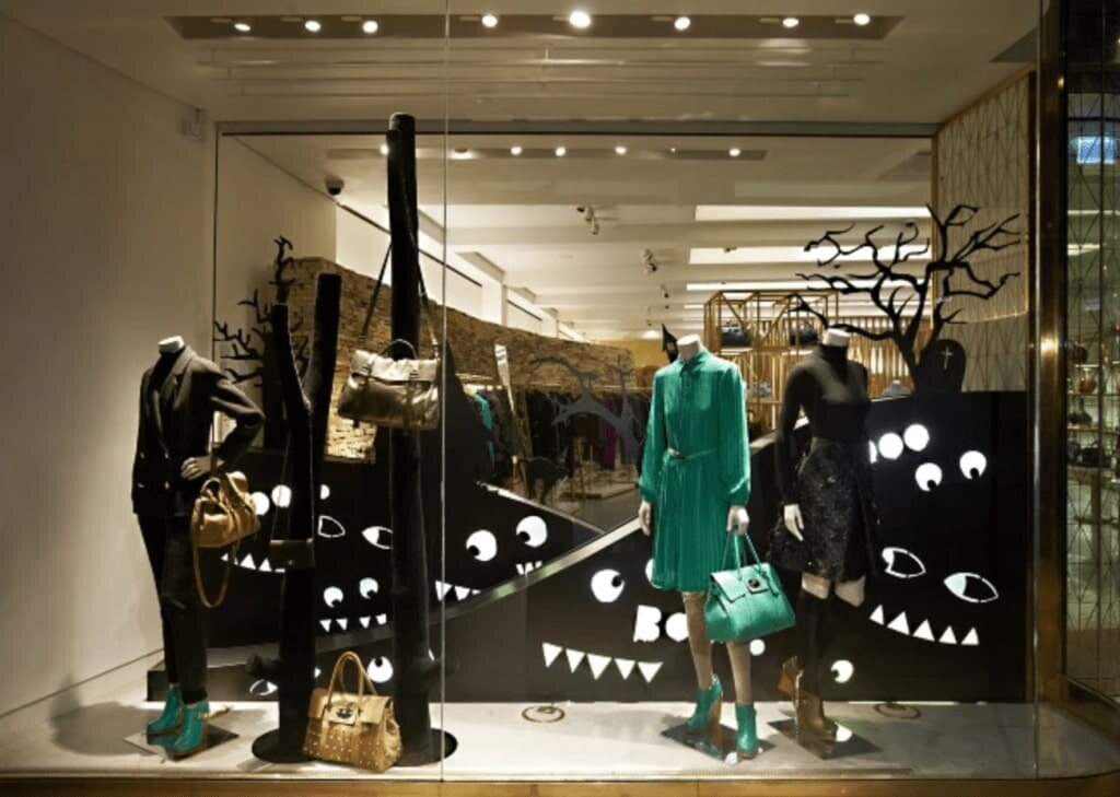 Оформление витрины на Хэллоуин