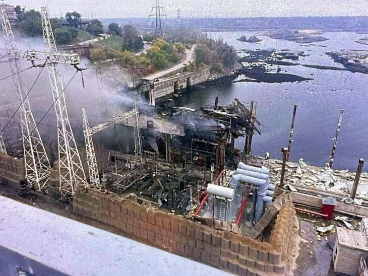     Последствия поражения машинного зала и полотна ДнепроГЭС 10 октября. Источник: t.me/Warhronika.