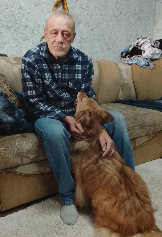 Этот очаровашка нашёл дом в республике Коми, г. Солногорск. Дорога заняла 7 дней, но  пёсик  и его хозяева счастливы. Теперь его зовут Пыжик. Пёсик сразу полюбил всех членов семьи, очень ласковый. На фото пёсик с хозяином, перенсшим инсульт.