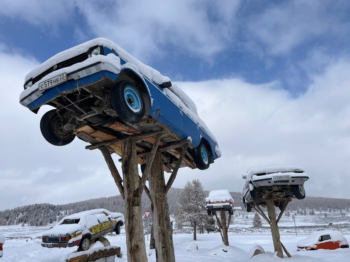 Листайте и наблюдайте за заснеженным полетом техники ->>