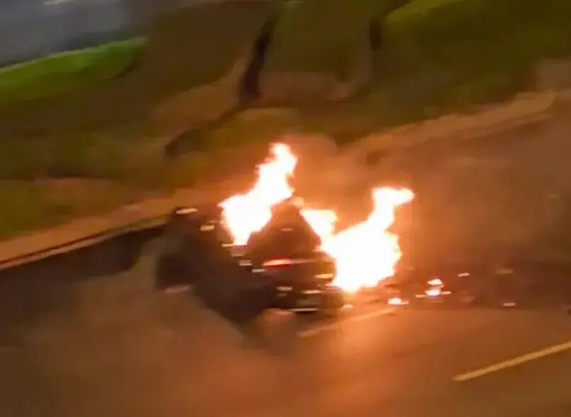    Загоревшийся электрокар Xiaomi SU7. Фото: скриншот видео из соцсетей