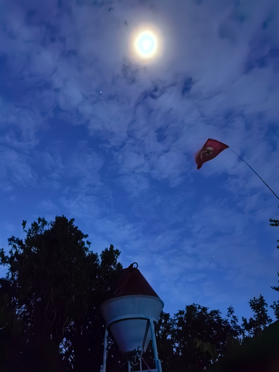 Луна и звезды и флаг