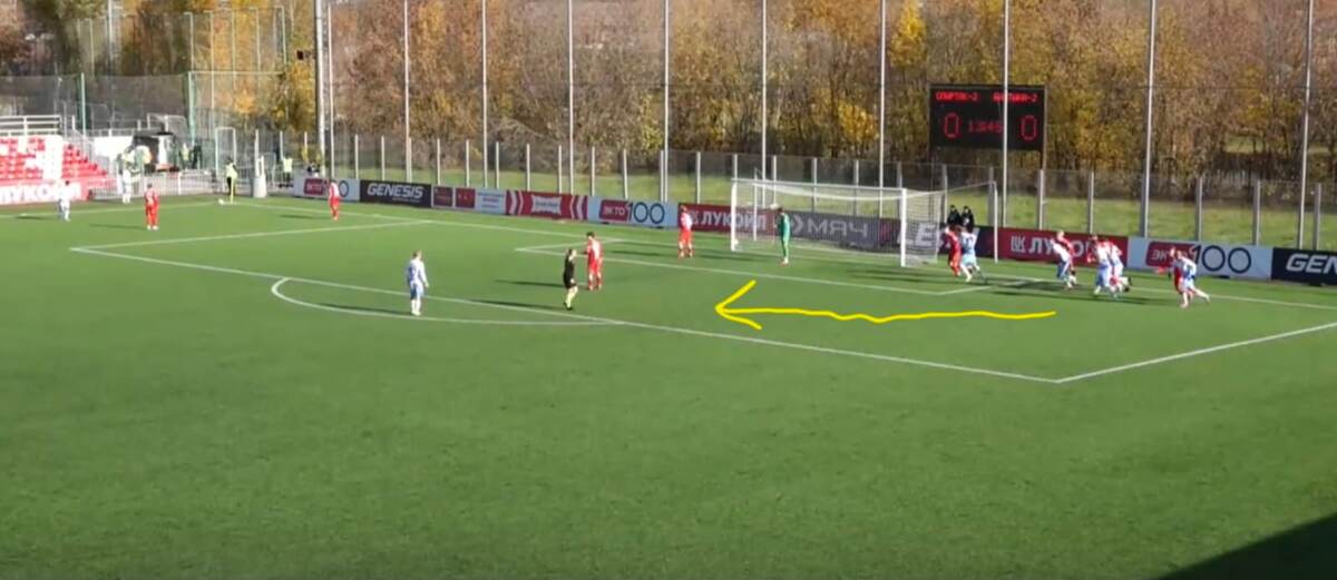 Игроки вбегают в штрафную.