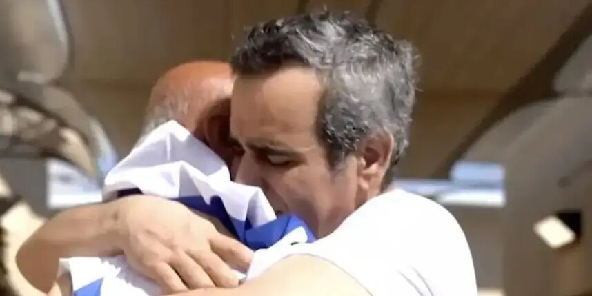    Один из освобождённых израильских заложников обнимает родственника.@ Скриншот видео с YouTube-канала ABC News (Australia)