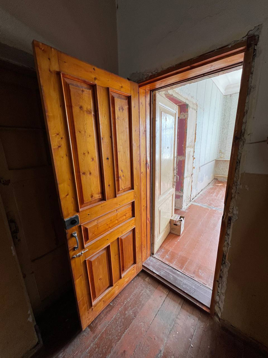 Старая входная дверь