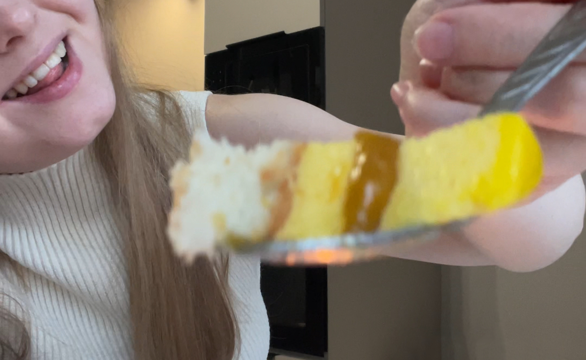 Пробую тортик манго-маракуя 