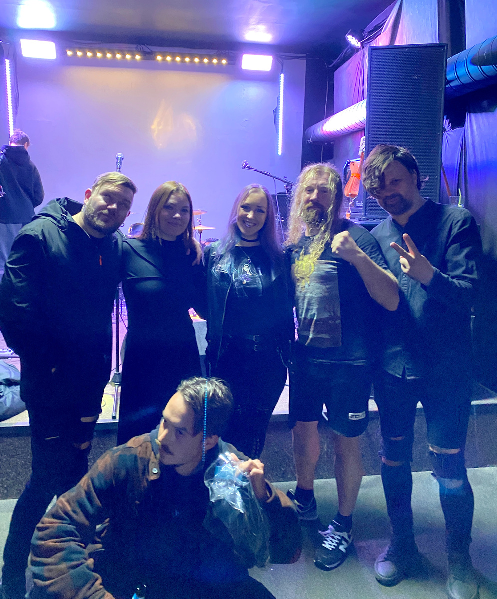 Спереди остался какой-то чувак, который, казалось, после своего фото не смог подняться и остался так сидеть, мешая сделать нормальное фото. Но что уж.