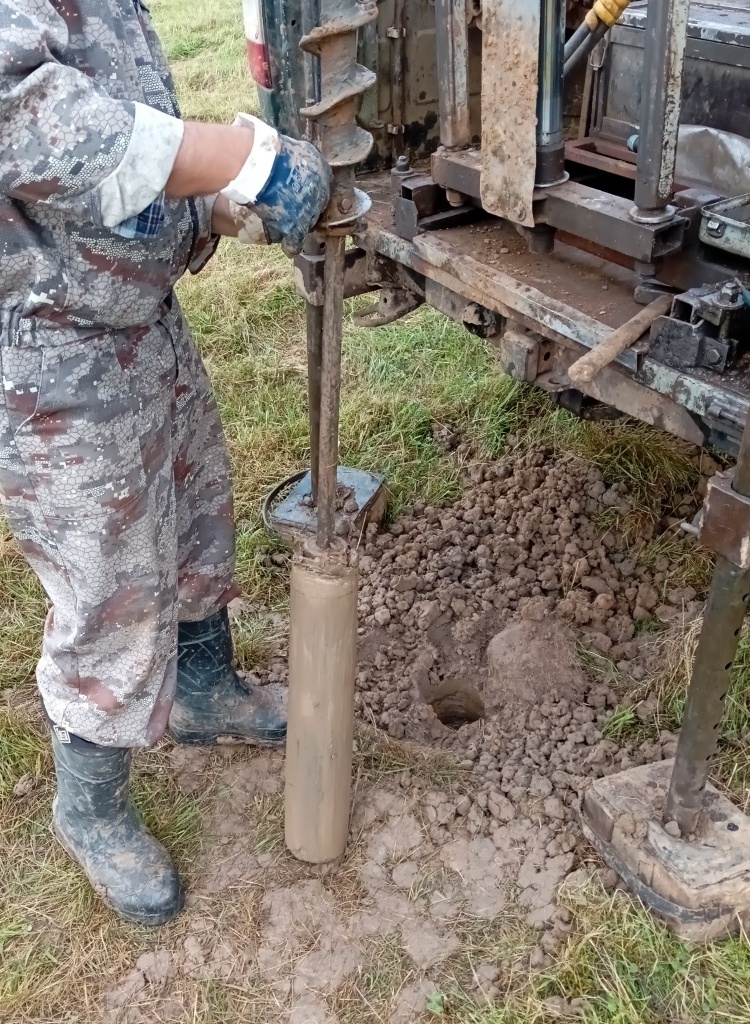 Грунтонос диаметром 108 мм, позволяет отобрать нормальный монолит.