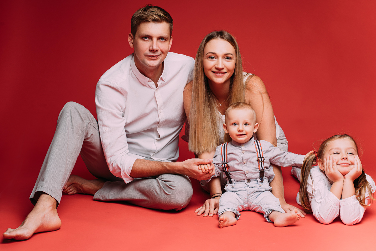 <a href="https://ru.freepik.com/free-photo/stock-photo-beautiful-full-caucasian-family-with-mother-father-sitting-floor-with-baby-son-smiling-cute-daughter-laying-floor-cutout-red_16961719.htm">Изображение от user15285612 на Freepik</a>