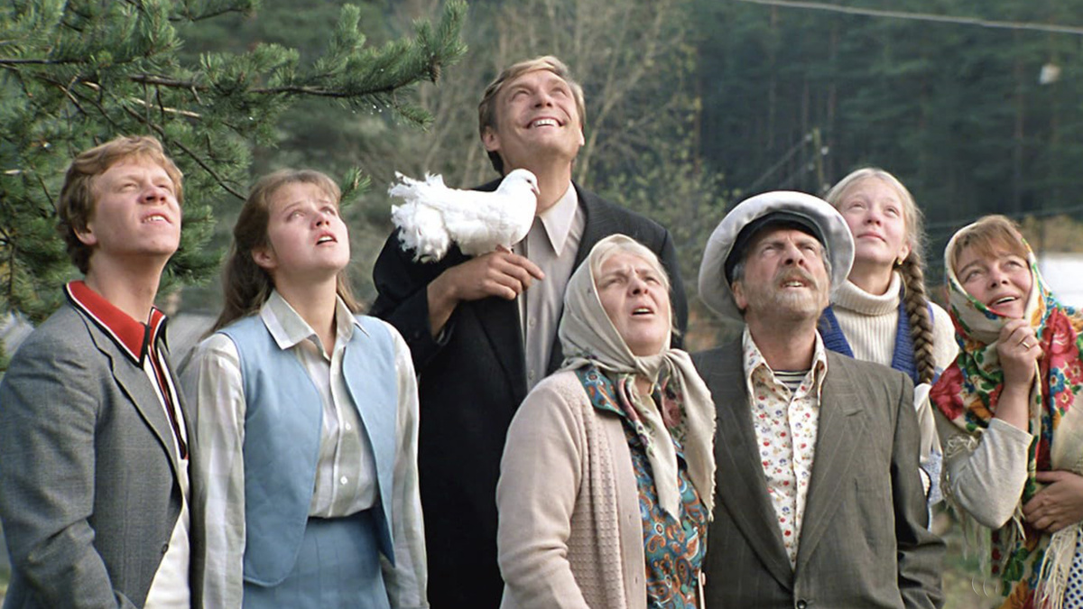 Кадр из фильма "Любовь и голуби"