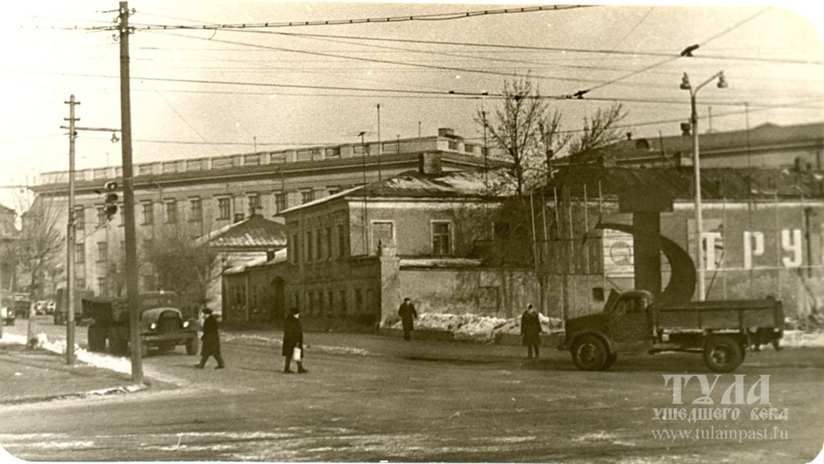 Пересечение улицы Советской и Чапаевского проезда рядом с будущим сквером. 1950-е годы